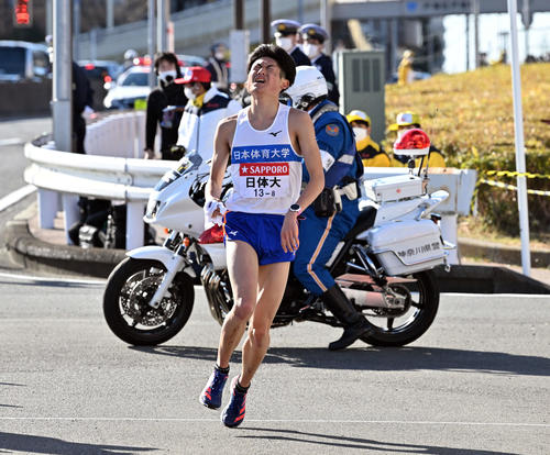 戸塚中継所でたすきを継なげず厳しい表情の日体大8区九嶋（撮影・滝沢徹郎）