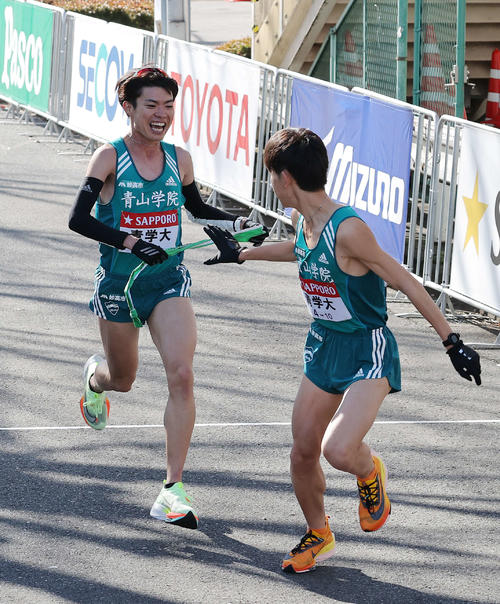 鶴見中継所、先頭でたすきをつなぐ青学大9区中村（左）と10区中倉（撮影・河野匠）