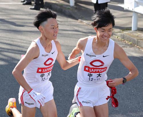 鶴見中継所、3位でたすきをつなぐ中大9区湯浅（左）と10区井上（撮影・河野匠）