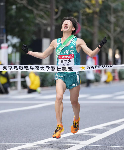 総合優勝し、ガッツポーズでゴールする青学大10区中倉（撮影・菅敏）