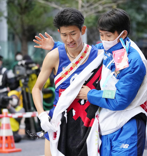 2位でゴールし、仲間に抱えられる順大10区近藤（左）（撮影・菅敏）