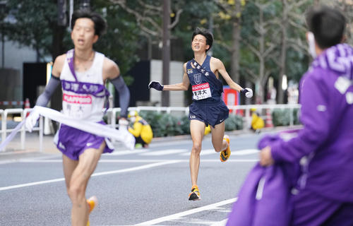 4位でゴールする東洋大10区清野。中央の駒大10区青柿（撮影・菅敏）