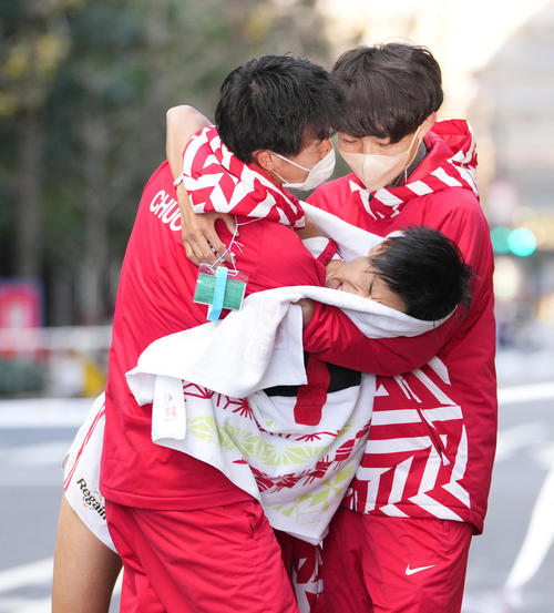 6位でゴールし、チームメイトに抱えられる中大10区井上（撮影・菅敏）