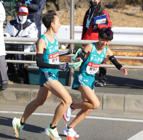 平塚中継所を1位でタスキリレーする青学大7区岸本大紀（左）と8区佐藤（撮影・河田真司）