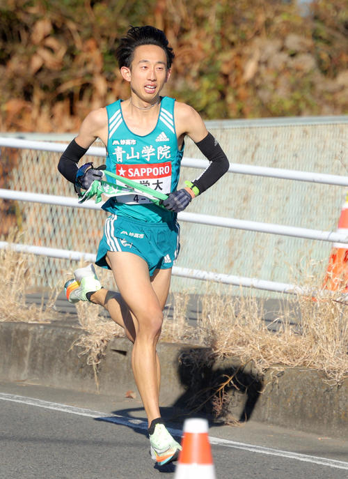 平塚中継所手前を力走する青学大7区岸本（撮影・河田真司）