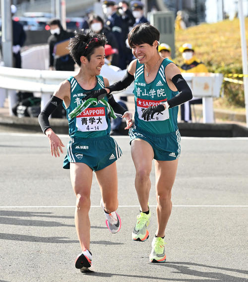 戸塚中継所で青学大8区佐藤（左）は9区中村にたすきを渡す（撮影・滝沢徹郎）