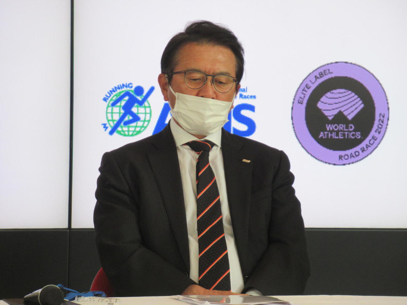 来年1月30日の大阪国際女子マラソンの発表会見に臨んだ日本陸連の瀬古副会長（2021・12・23　大阪市北区関西テレビ　撮影・実藤健一）