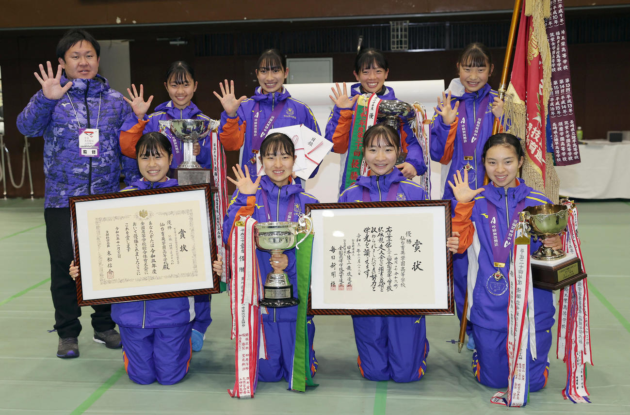 5度目の優勝を果たし、笑顔で「5」のポーズをとる仙台育英の選手たち（撮影・前田充）