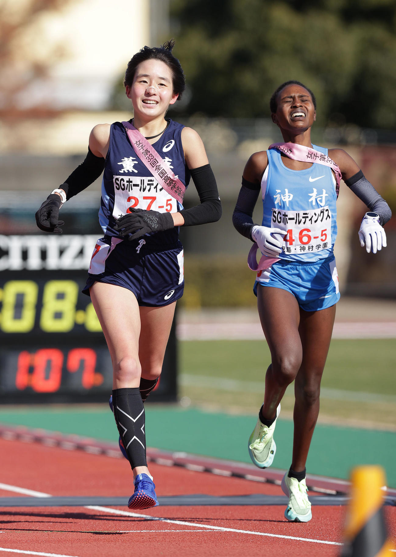 ゴール前で神村学園アンカーのカリバ・カロライン（右）をかわし、2位でゴールする大阪薫英女アンカーの水本（撮影・前田充）