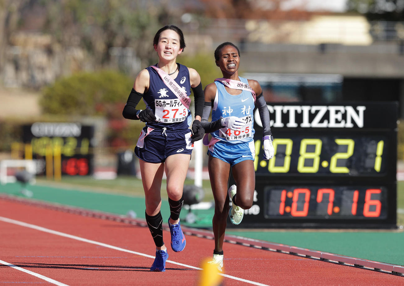 ゴール前で神村学園アンカーのカリバ・カロライン（右）をかわし、2位でゴールする大阪薫英女アンカーの水本（撮影・前田充）