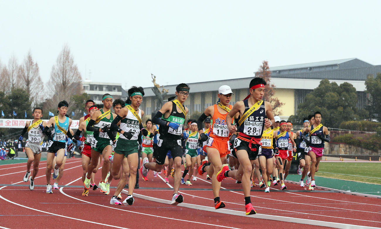 全国高校駅伝・男子　雪が舞う中、スタートする選手ら（撮影・前田充）