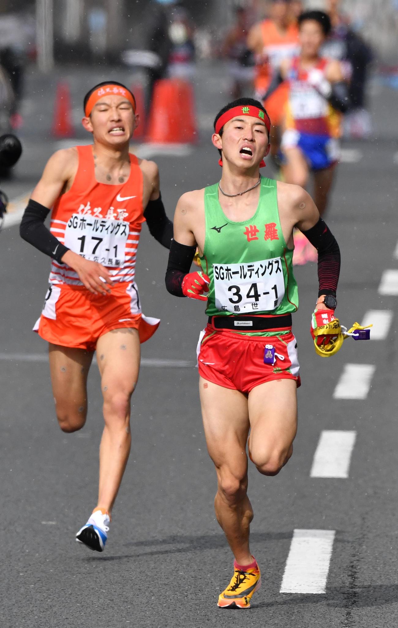 競り合いを制し、中継所の直前で前に出る世羅1区の森下翔太(右）