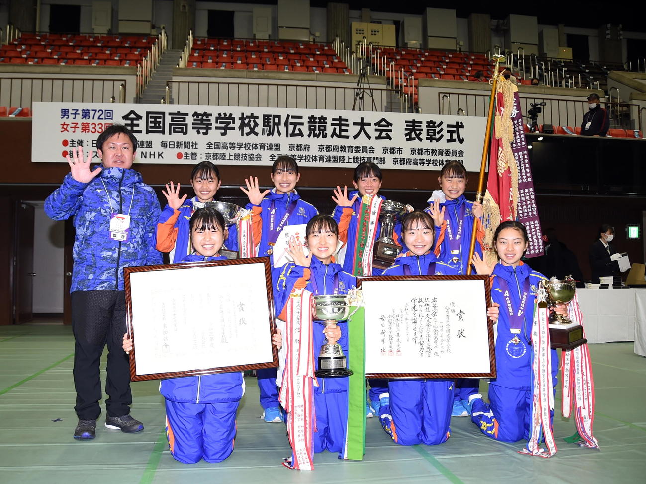 史上最多5度目の優勝を果たした女子の仙台育英。前列左から渡辺、山中、米沢、杉森、左から釜石監督、鈴木、壁谷、武田、須郷（撮影・山田愛斗）