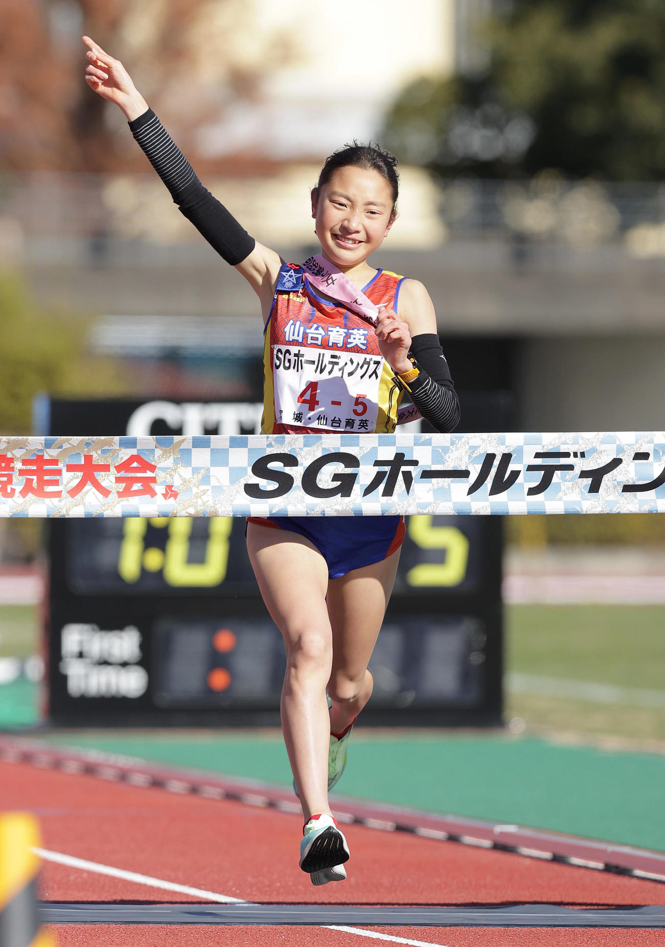 優勝のゴールテープを切る仙台育英アンカーの須郷（撮影・前田充）