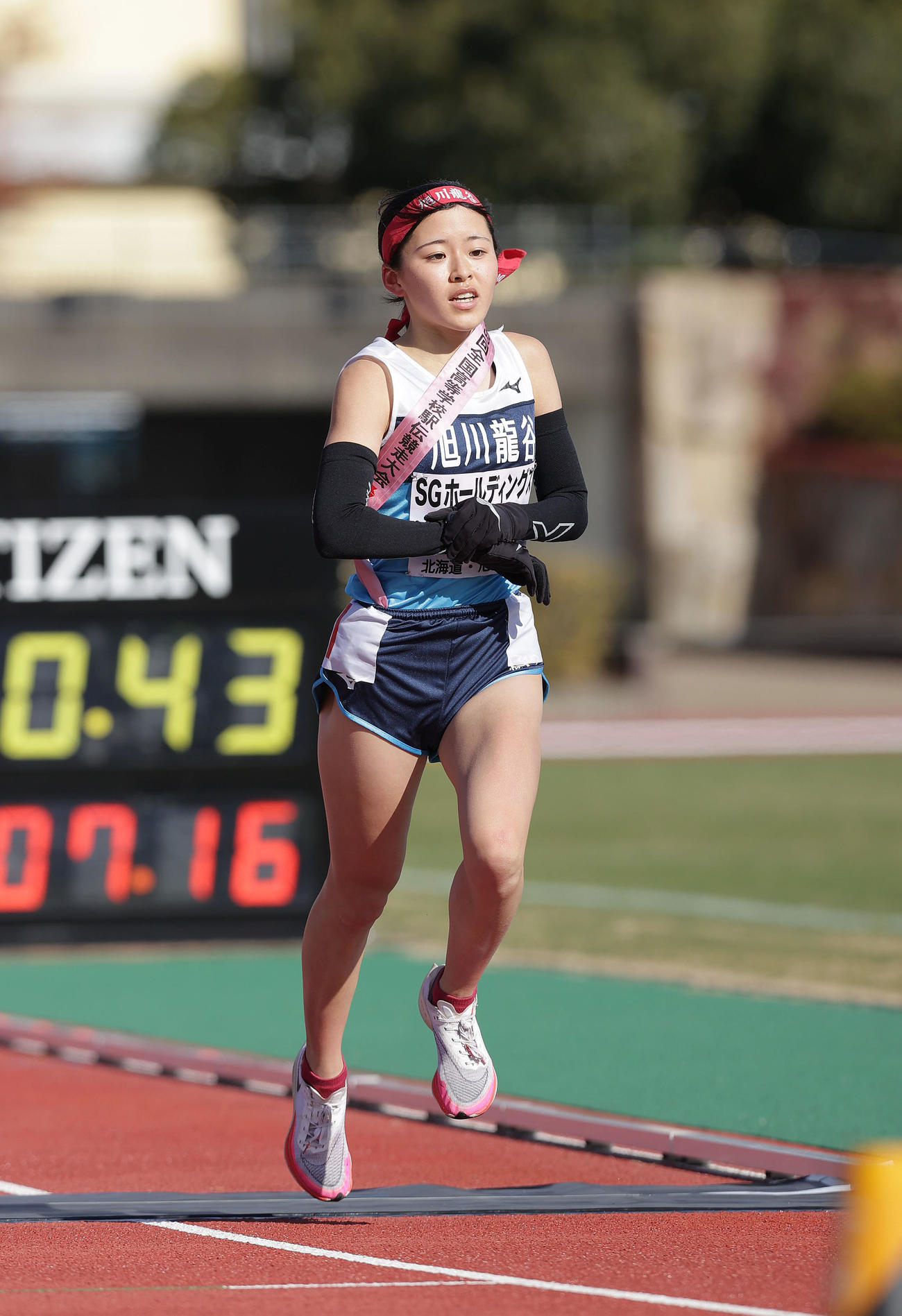 全国高校駅伝・女子　13位でゴールする旭川龍谷アンカーの中野（撮影・前田充）