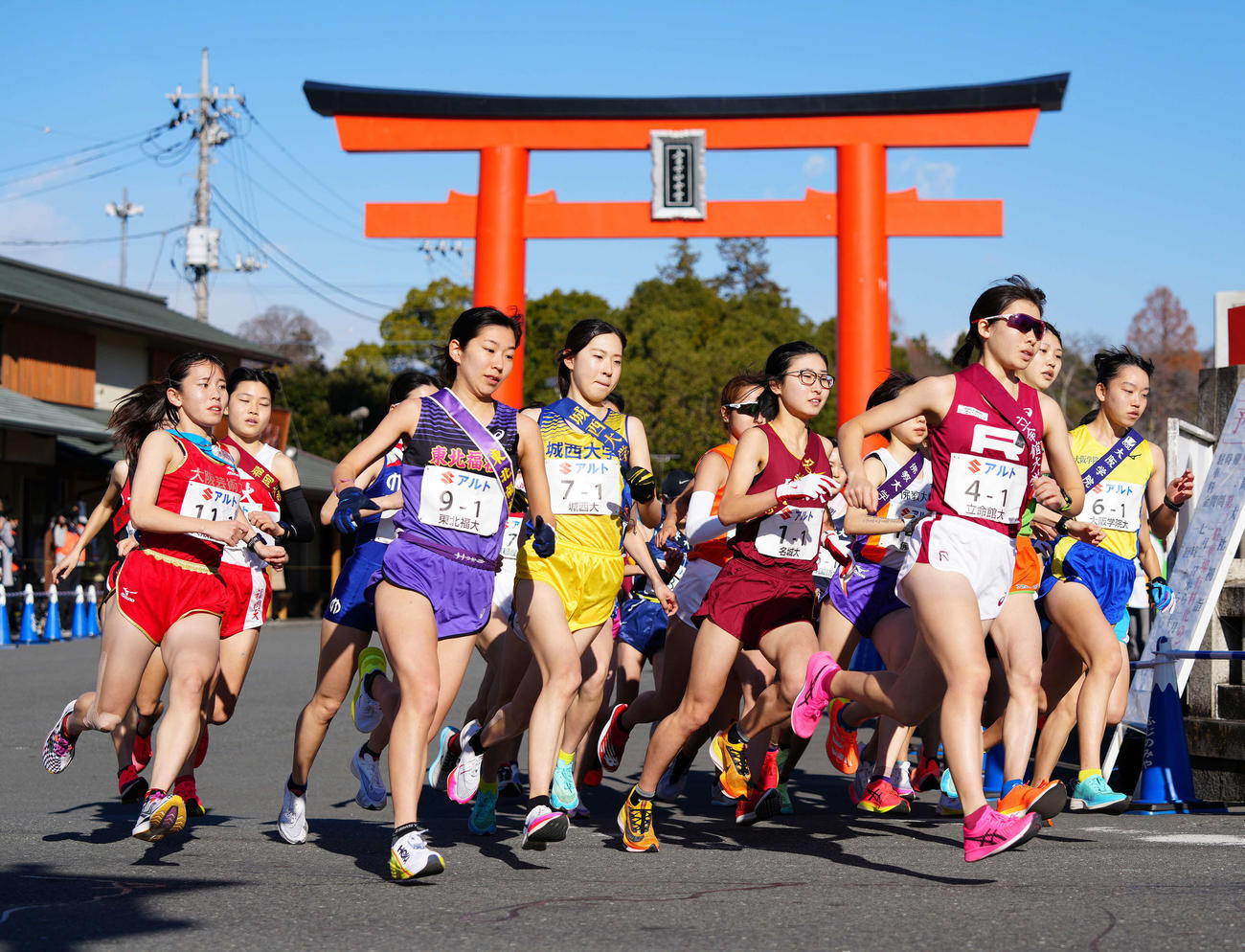 全日本大学女子選抜駅伝でスタートする各大学の第1区の選手たち（撮影・江口和貴）