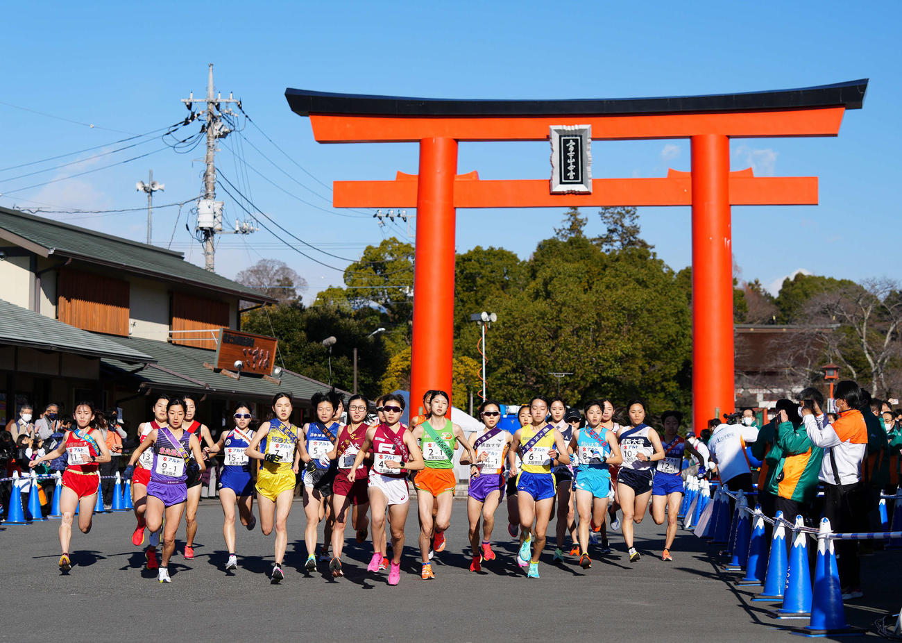 全日本大学女子選抜駅伝でスタートする各大学の第1区の選手たち（撮影・江口和貴）