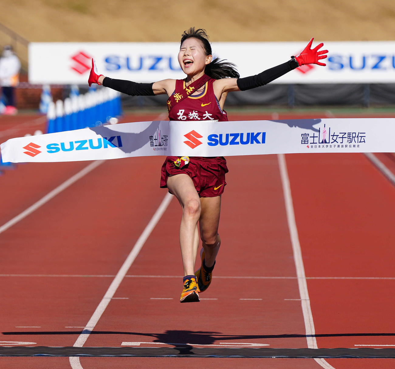 全日本大学女子選抜駅伝で優勝し両手を広げフィニッシュする名城大7区小林（撮影・江口和貴）