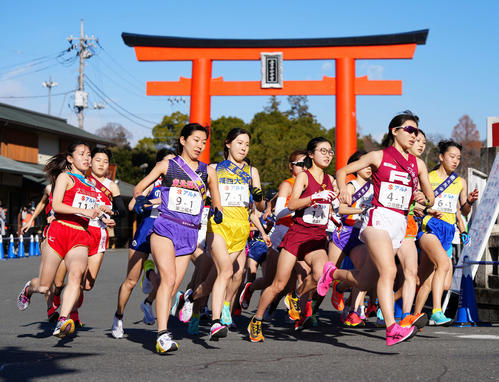 全日本大学女子選抜駅伝でスタートする各大学の第1区の選手たち（撮影・江口和貴）