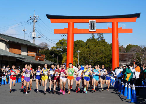 全日本大学女子選抜駅伝でスタートする各大学の第1区の選手たち（撮影・江口和貴）