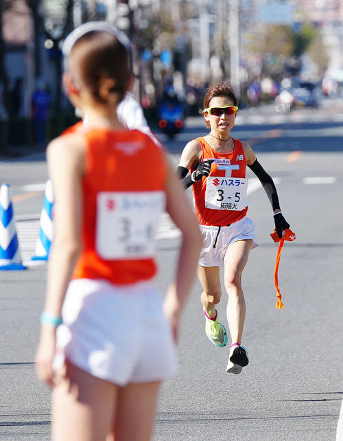 全日本大学女子選抜駅伝の第5中継所に向かう拓大・不破（撮影・江口和貴）