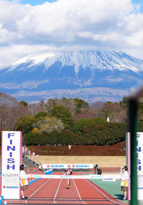 富士山を背にゴールへ向かう名城大7区小林（撮影・江口和貴）