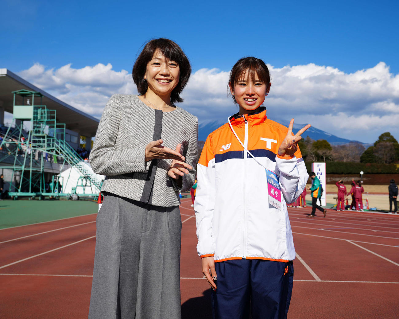 大会後、高橋尚子さん（左）と写真に納まる拓大・不破（撮影・江口和貴）