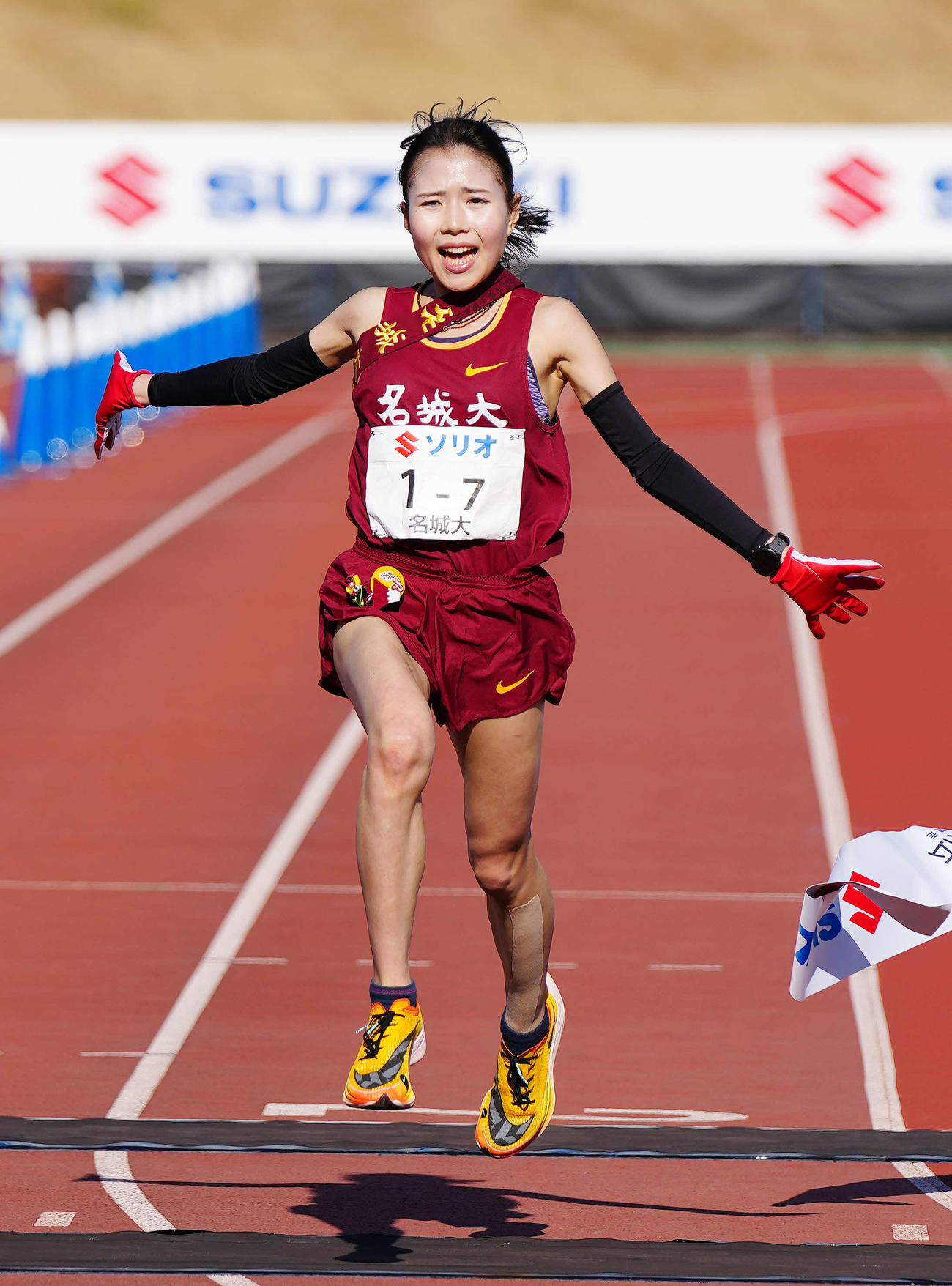 全日本大学女子選抜駅伝で優勝しフィニッシュした名城大7区小林（撮影・江口和貴）