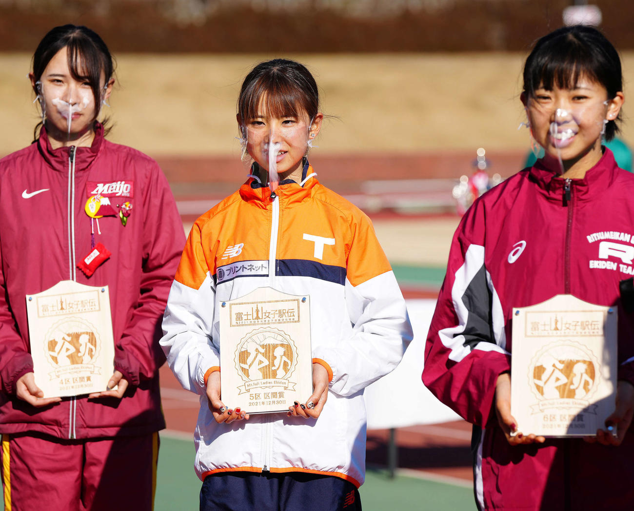 全日本大学女子選抜駅伝の表彰式に臨む5区区間賞の拓大・不破（中央）（撮影・江口和貴）