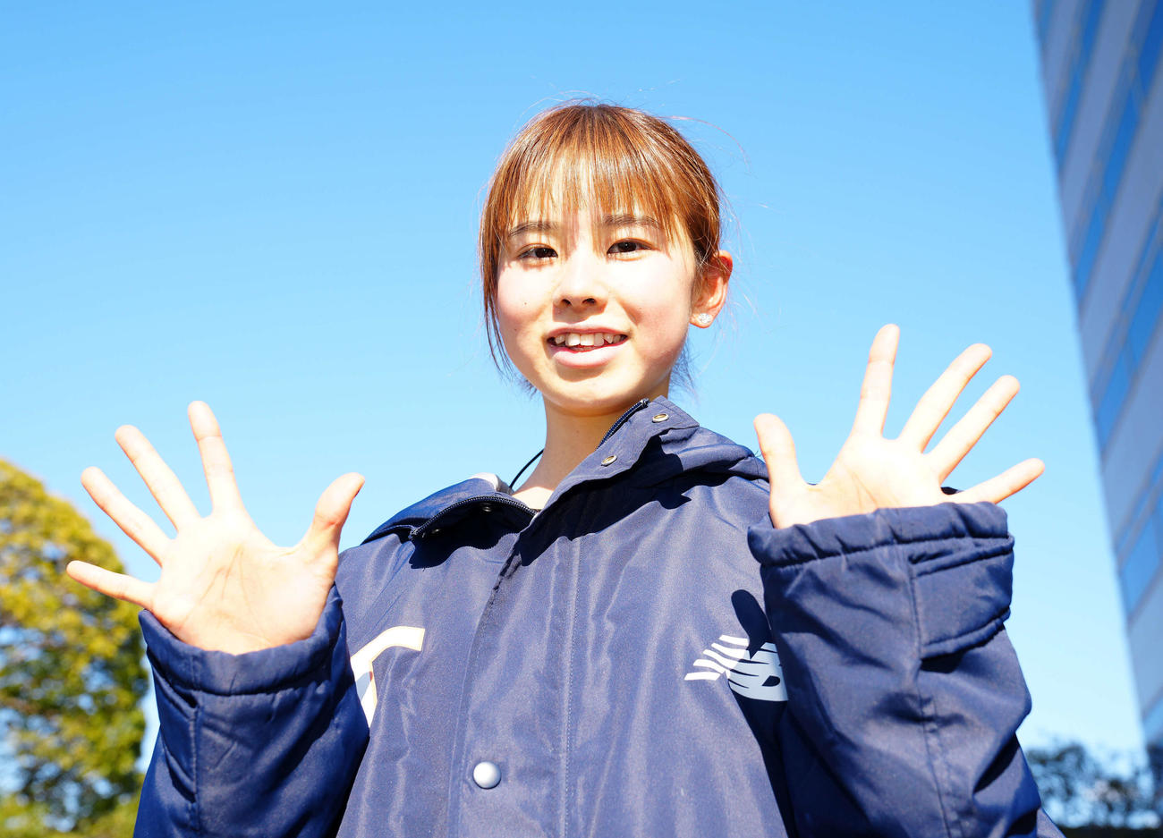 全日本大学女子選抜駅伝の5区で10人抜きを達成し笑顔でポーズを決める拓大・不破（撮影・江口和貴）