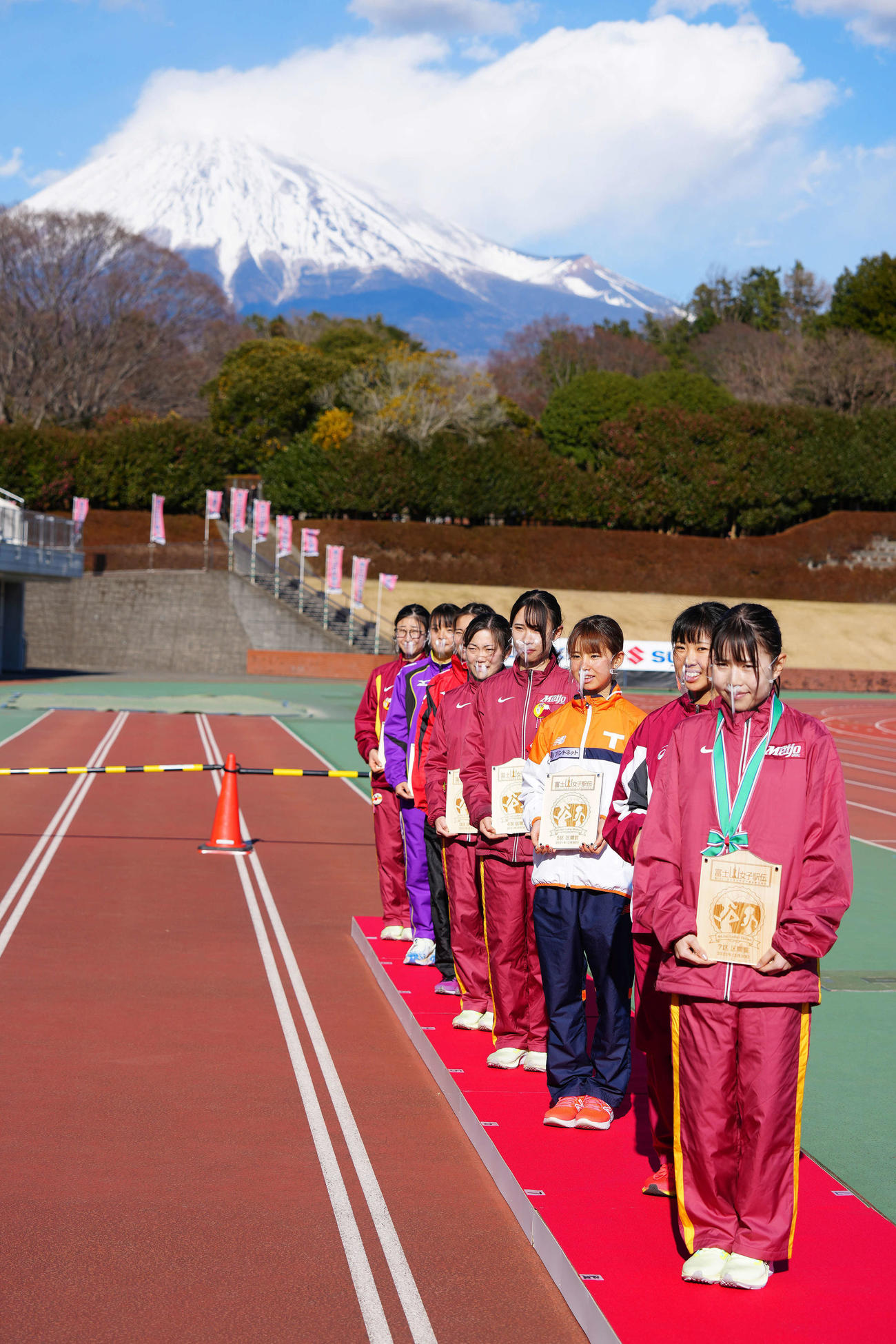 全日本大学女子選抜駅伝の表彰式に臨む5区区間賞の拓大・不破（右から3人目）（撮影・江口和貴）