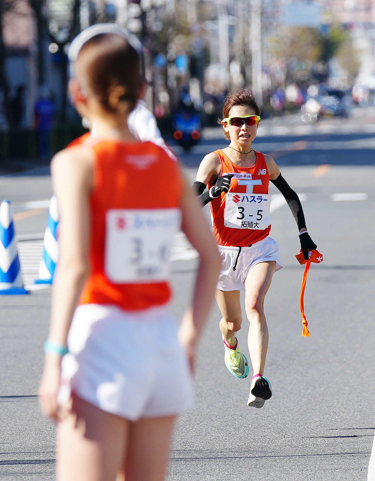全日本大学女子選抜駅伝の第5中継所に向かう拓大・不破（撮影・江口和貴）