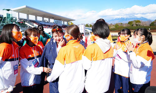 6位でゴールした7区伊井（左から3人目）をねぎらう不破（同3人目）ら拓大の選手たち（撮影・江口和貴）