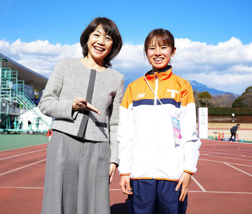 大会後、高橋尚子さん（左）と笑顔で写真に納まる拓大・不破（撮影・江口和貴）