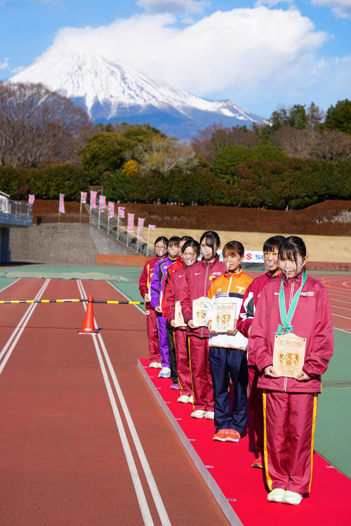 全日本大学女子選抜駅伝の表彰式に臨む5区区間賞の拓大・不破（右から3人目）（撮影・江口和貴）
