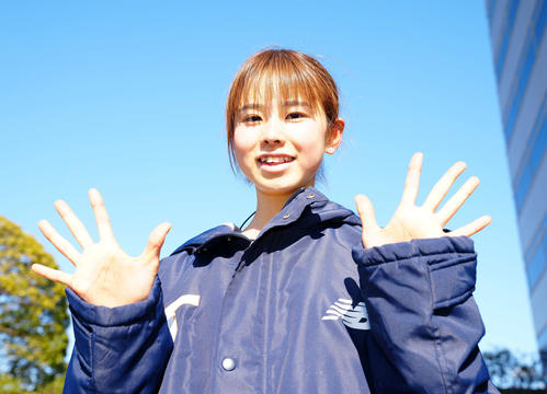 全日本大学女子選抜駅伝の5区で10人抜きを達成し笑顔でポーズを決める拓大・不破（撮影・江口和貴）