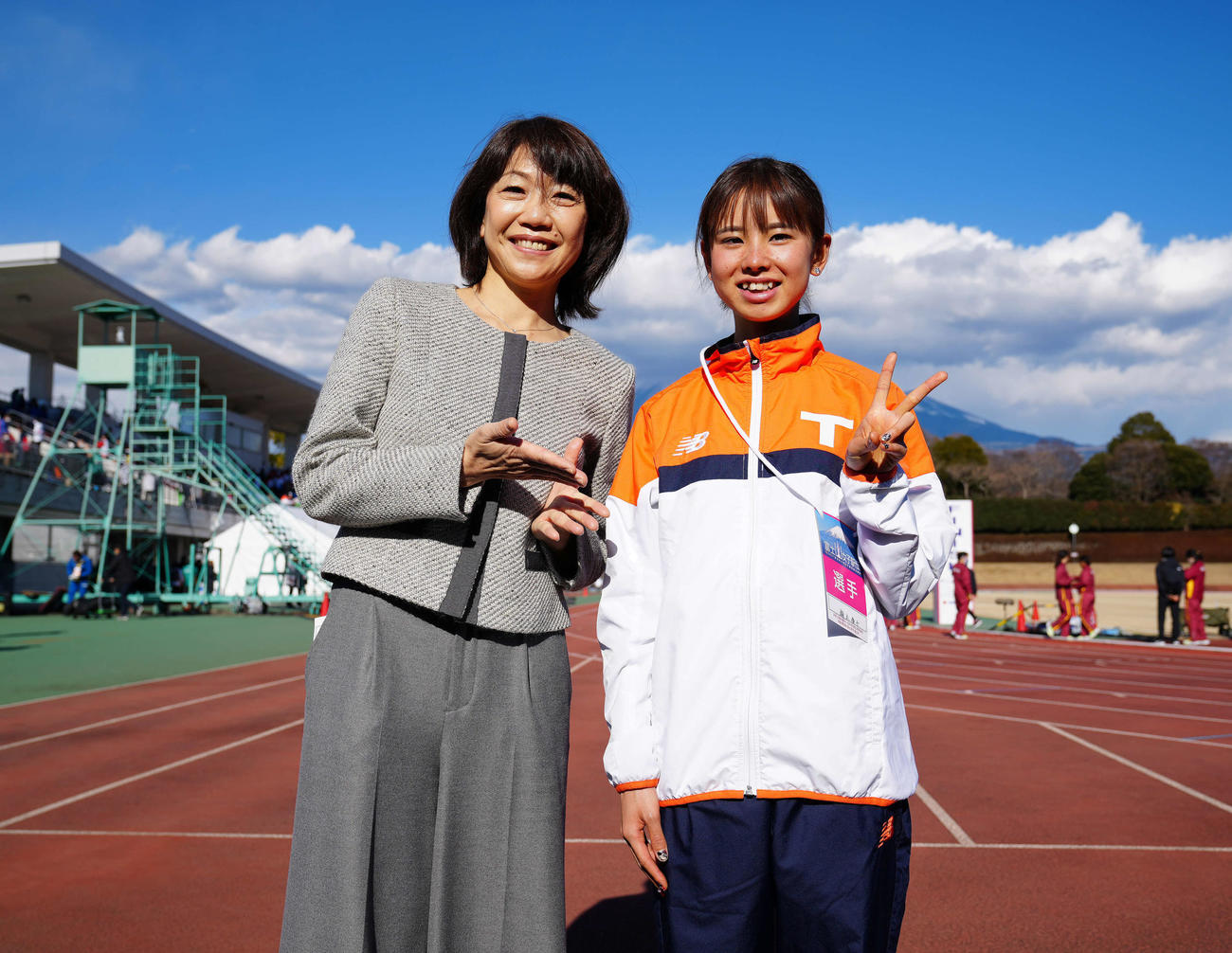 大会後、高橋尚子さん（左）と写真に納まる拓大・不破（撮影・江口和貴）