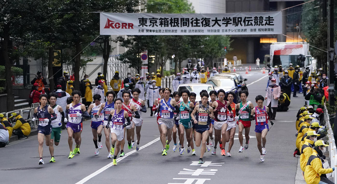第97回箱根駅伝往路1区　一斉にスタートする選手たち（2021年1月2日撮影）