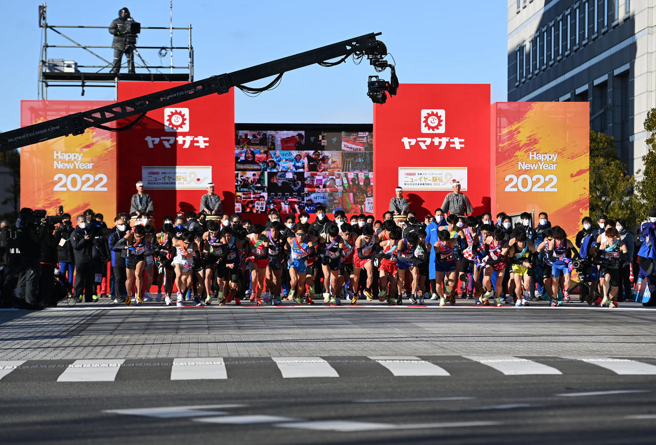 一斉に群馬県庁前からスタートする選手たち（撮影・横山健太）