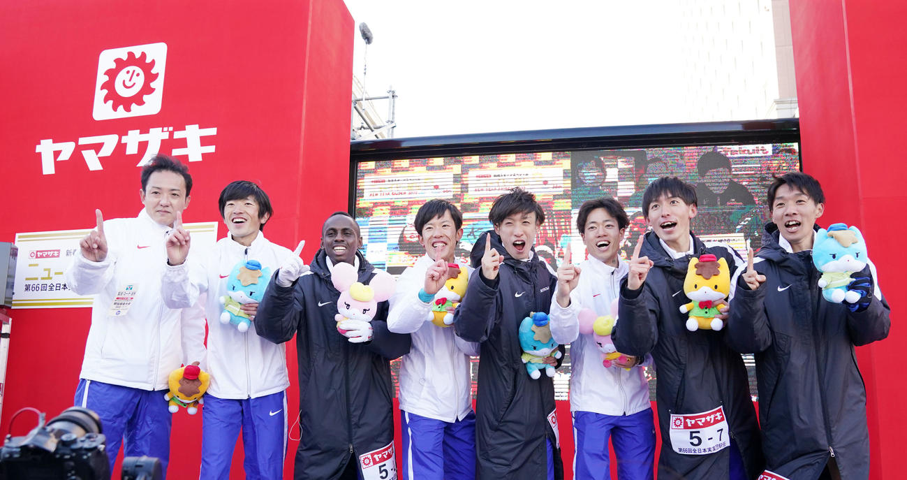 初優勝を果たし笑顔を見せるHondaの選手たち（撮影・横山健太）