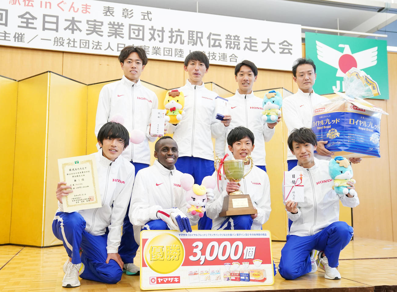 表彰式後、優勝旗なしで集合写真に納まるHondaの選手たち（撮影・横山健太）