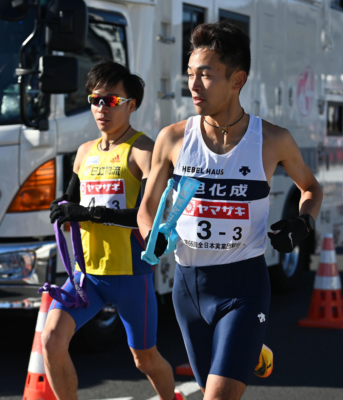第2中継所をスタートする旭化成3区相沢（右）。左は日立物流3区牟田（撮影・横山健太）