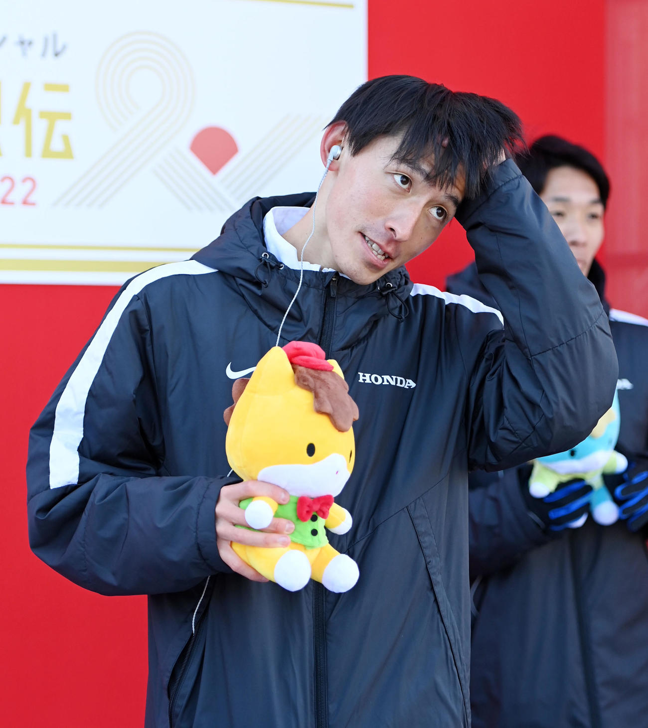 初優勝を果たし笑顔でインタビューに応じるHonda6区中山顕（撮影・横山健太）