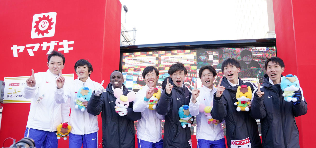 初優勝を果たし笑顔を見せるHondaの選手たち。左から小川監督、1区川瀬、2区ジャクソン、3区小山、4区伊藤、5区青木、6区中山、7区土方（撮影・横山健太）
