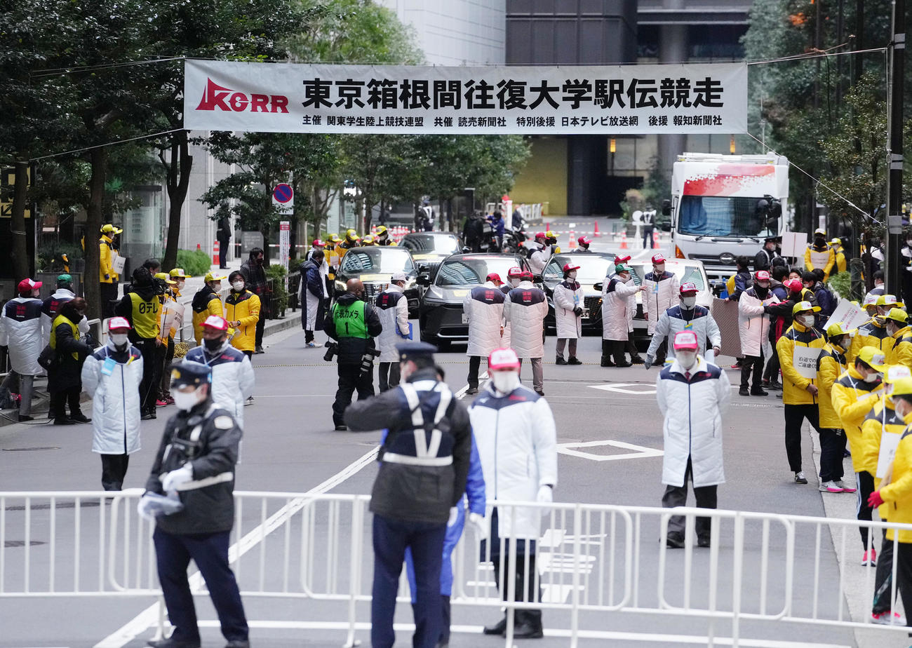 第98回箱根駅伝　準備が進められるスタート地点（撮影・菅敏）