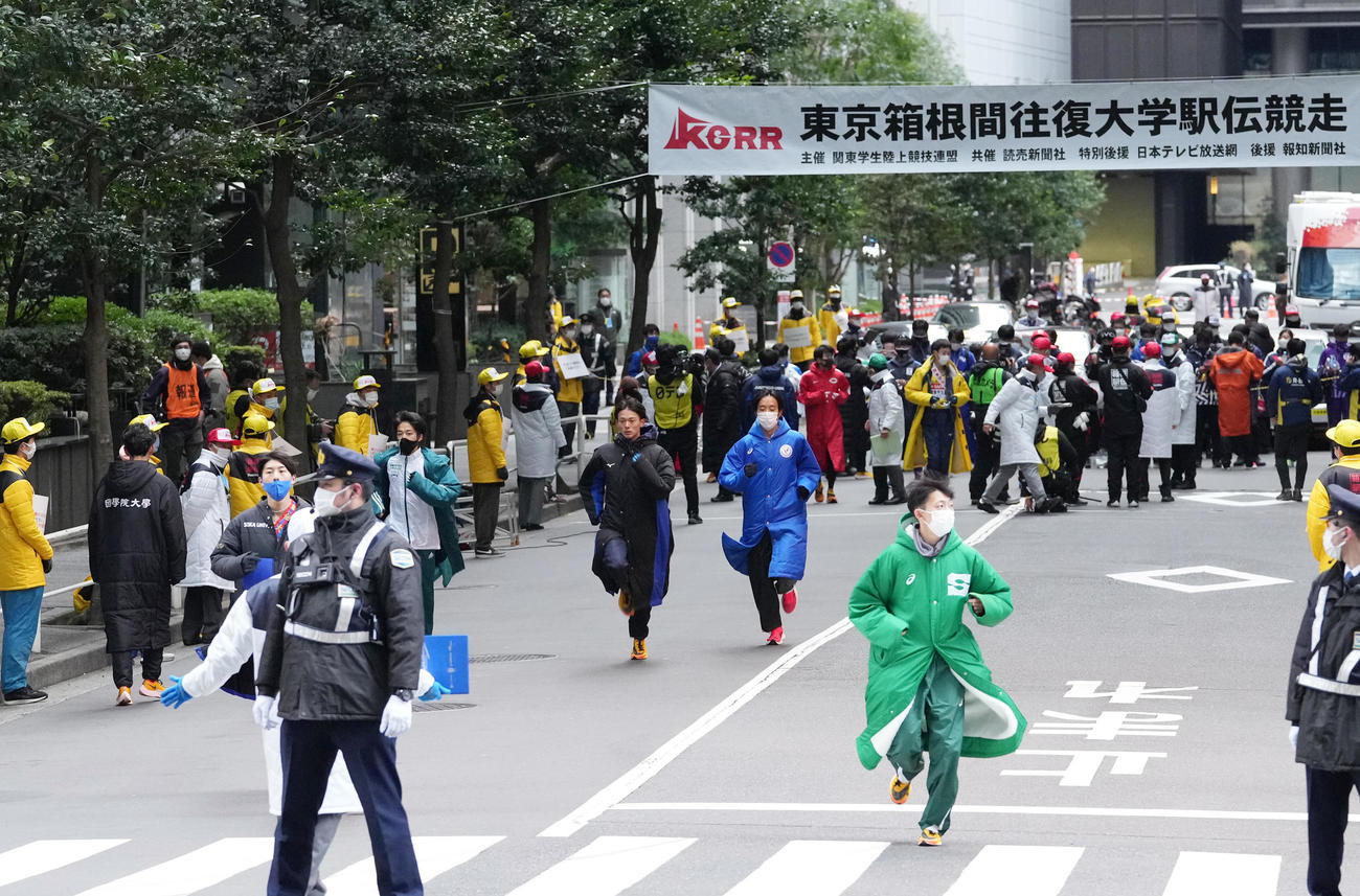 第98回箱根駅伝　スタート地点でアップをする1区の選手たち（撮影・菅敏）