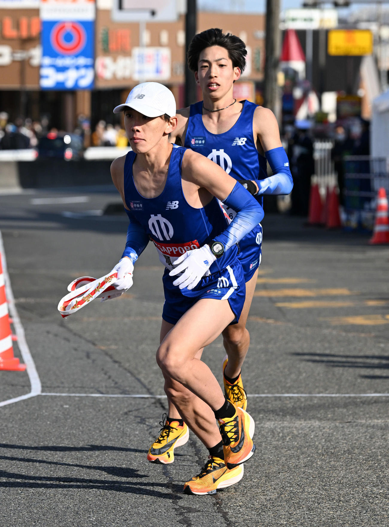 戸塚中継所で順大2区三浦龍司（奥）は3区伊予田達弥にたすきを渡す（撮影・滝沢徹郎）