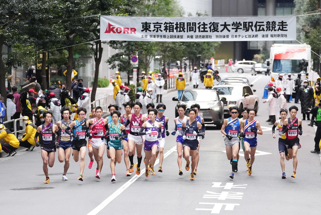 第98回箱根駅伝往路1区　一斉にスタートする選手たち（撮影・菅敏）