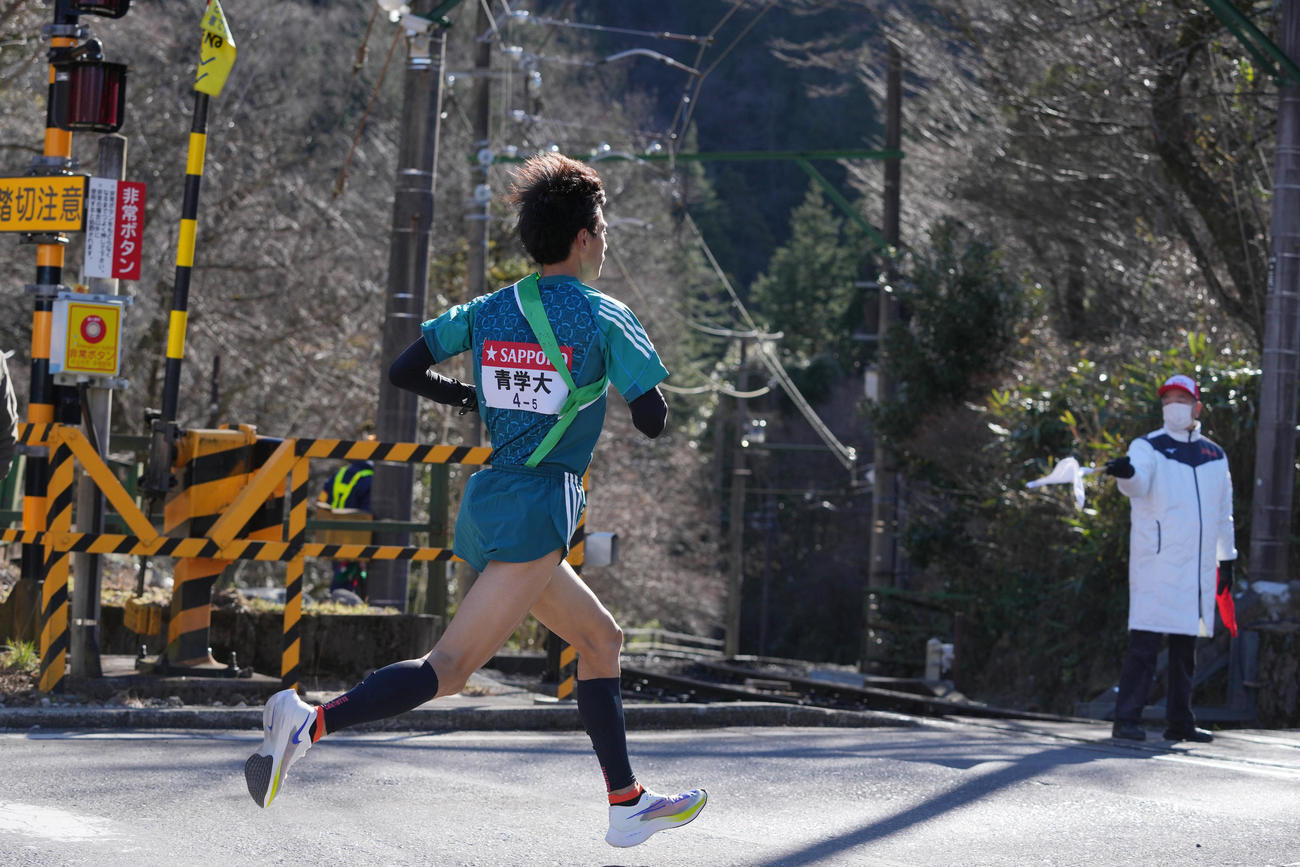 第98回箱根駅伝往路　箱根登山鉄道・小涌谷踏切を通過する青学大5区若林宏樹（撮影・菅敏）