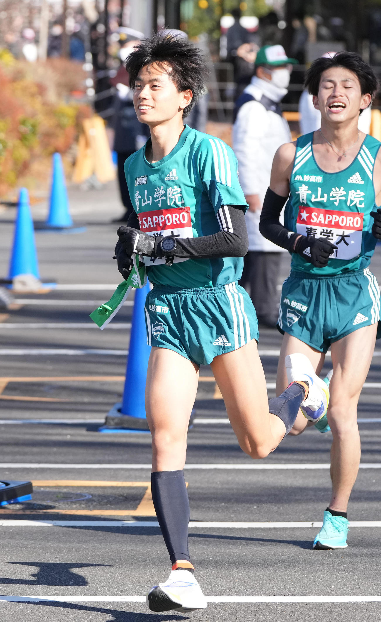 小田原中継所を出発する青学大5区若林宏樹（撮影・鈴木みどり）